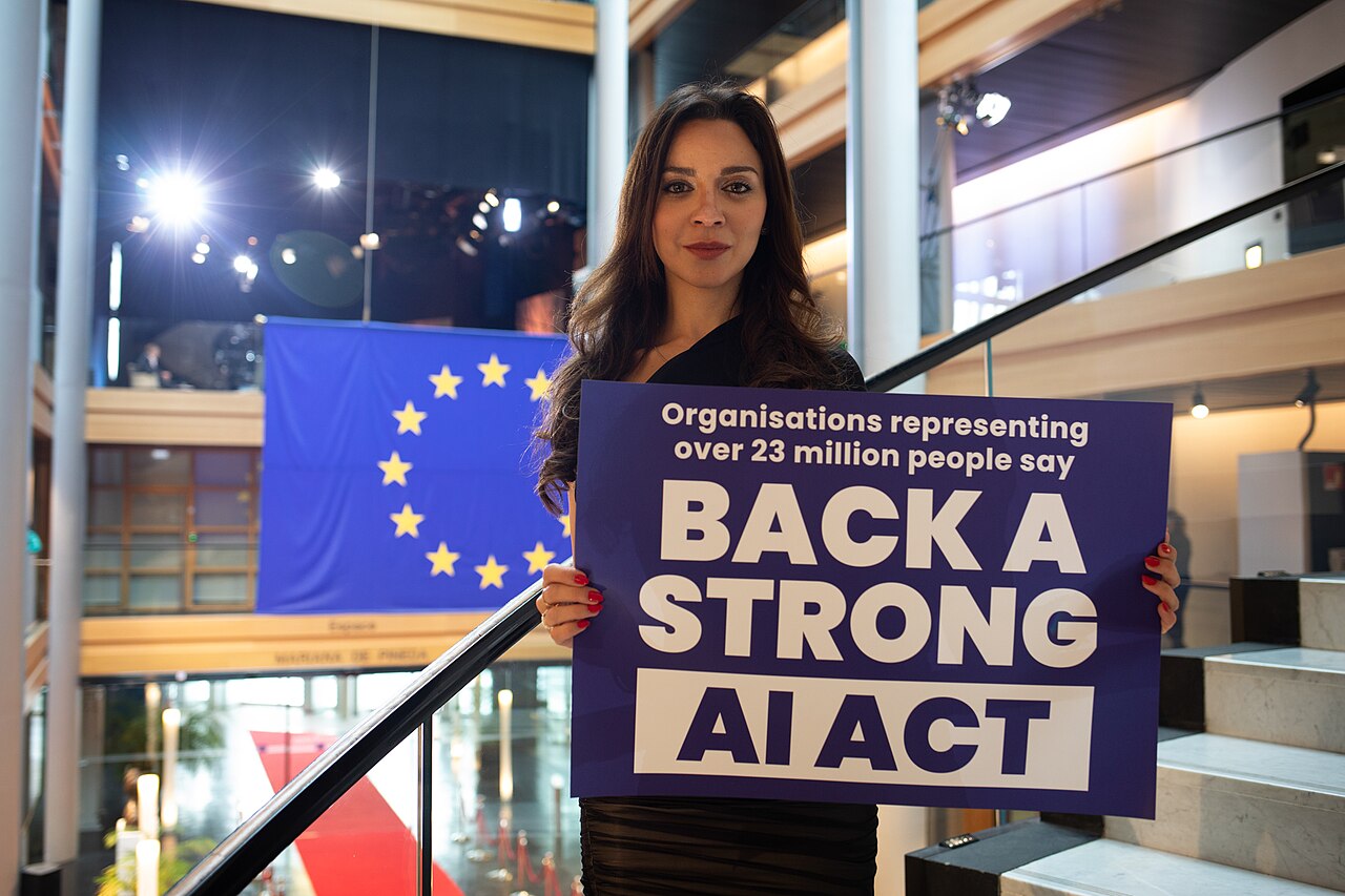 EU AI Act — Broschüre vor dem Europäischen Parlament in Straßburg